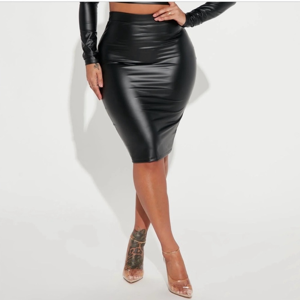 Elegant Black Faux Leather Pencil Skirt